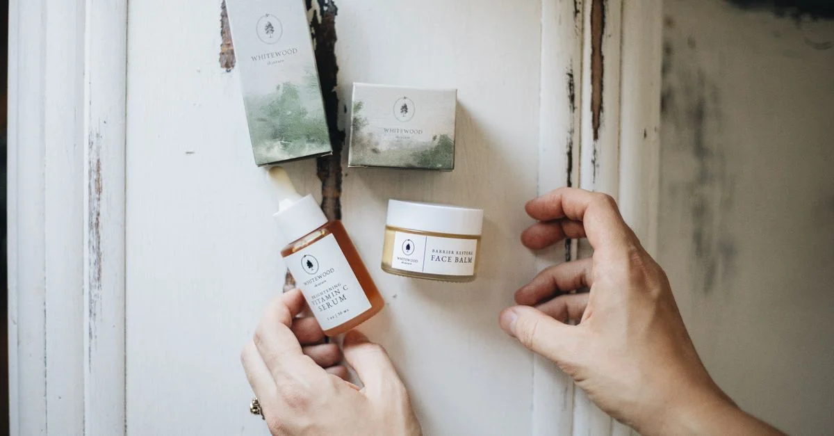 Mise en scène minimaliste mettant en valeur des produits de soin naturels faits main pour une ambiance chaleureuse et bio.