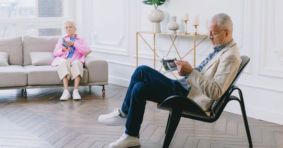 Un couple senior profitant de moments de loisirs dans un salon élégant et stylé.